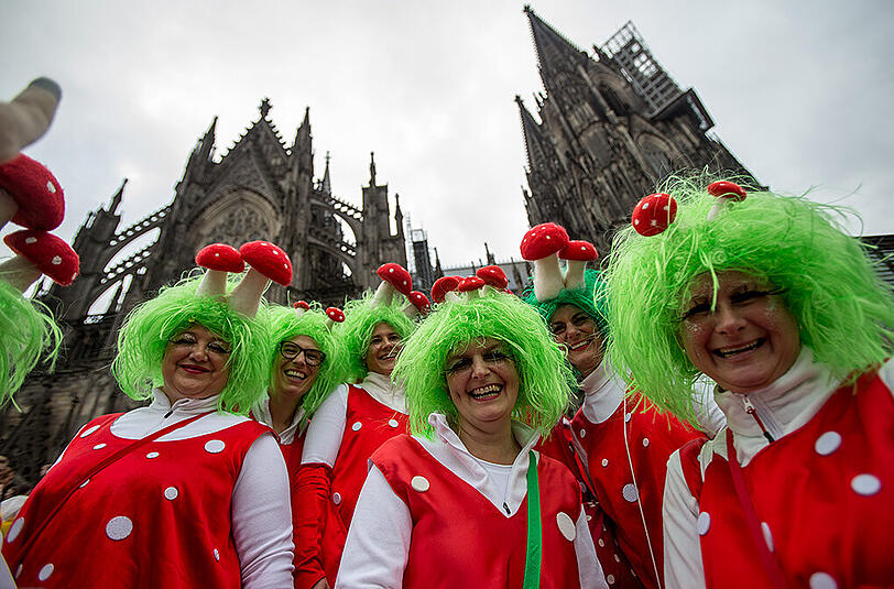 Jecken feiern am 11.11.2015 vor dem Dom in Köln (Nordrhein-Westfalen) den Beginn der Karnevalssession. In den rheinischen Karnevalshochburgen hat die närrische Zeit begonnen. Pünktlich um 11:11 Uhr nahm das bunte Treiben seinen Lauf.