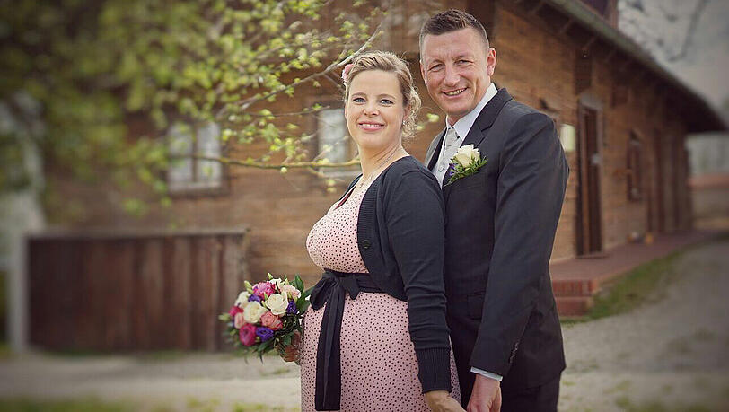 Monika Turba und Eik Böning an ihrem Hochzeitstag im April dieses Jahres. Sie flogen gerade aus ihren vorgezogenen Flitterwochen nach Hause, als es an Bord der Maschine zu einem Notfall kam. Monika Turba und Eik Böning an ihrem Hochzeitstag im April dieses Jahres. Sie flogen gerade aus ihren vorgezogenen Flitterwochen nach Hause, als es an Bord der Maschine zu einem Notfall kam.