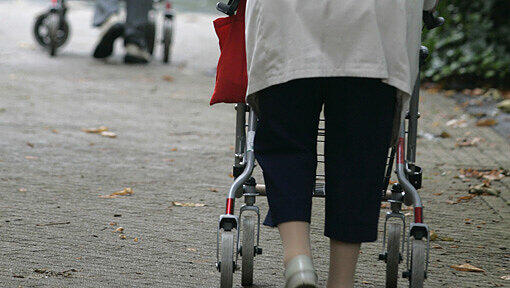Eine ältere Frau ist mit einem Rollator unterwegs (Symbolfoto) Eine ältere Frau ist mit einem Rollator unterwegs (Symbolfoto)