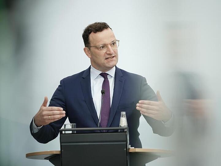 Jens Spahn (CDU), Bundesminister für Gesundheit, spricht bei einer Pressekonferenz. Foto: Michael Kappeler/dpa