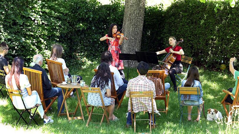 So etwas nennt man Gartenkonzert &ndash; hier mit Julia Linden an der Geige und Anna Rehker am Cello, neun Zuhörern, einem Hund (rechts) &ndash; und das mitten im Grünen.