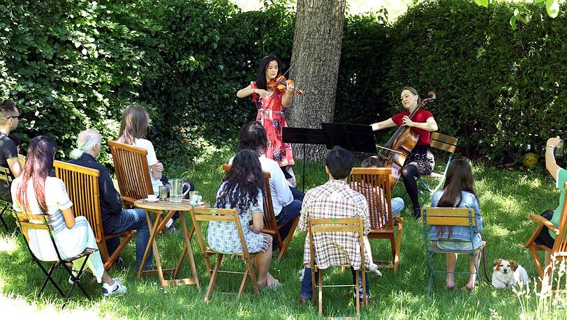So etwas nennt man Gartenkonzert – hier mit Julia Linden an der Geige und Anna Rehker am Cello, neun Zuhörern, einem Hund (rechts) – und das mitten im Grünen. So etwas nennt man Gartenkonzert – hier mit Julia Linden an der Geige und Anna Rehker am Cello, neun Zuhörern, einem Hund (rechts) – und das mitten im Grünen.