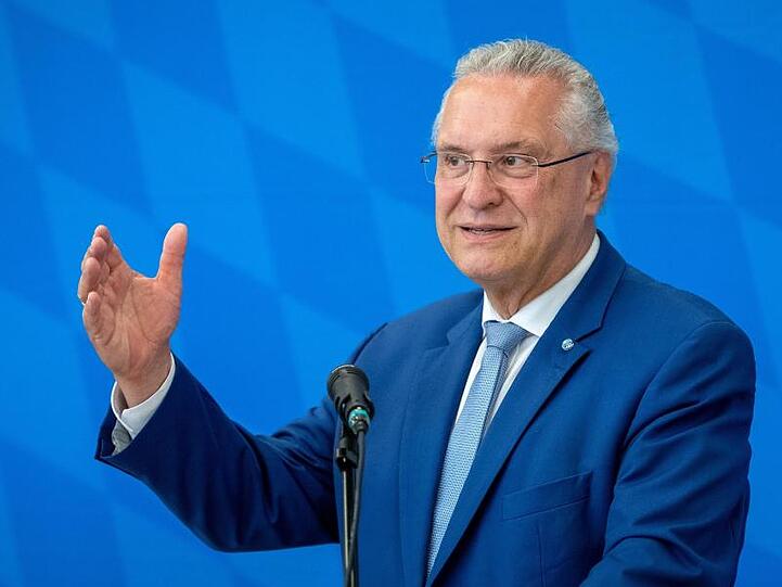 Joachim Herrmann, Innenminister von Bayern, spricht bei einer Pressekonferenz. Foto: Sina Schuldt/Archiv