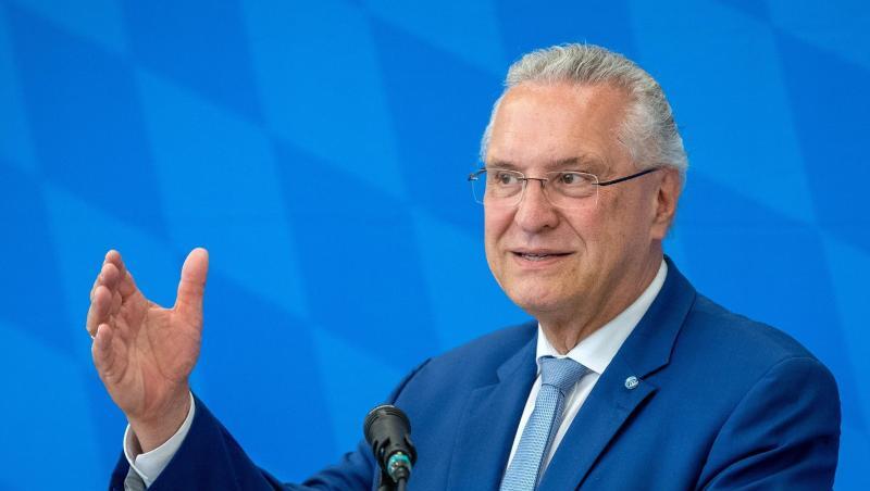 Joachim Herrmann, Innenminister von Bayern, spricht bei einer Pressekonferenz. Foto: Sina Schuldt/Archiv