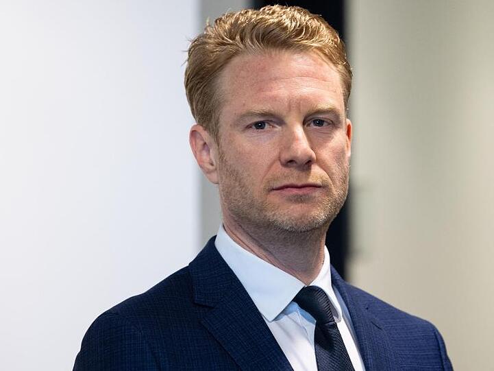 Klaus-Dieter Hartleb kommt zu einer Pressekonferenz. (Archivbild)