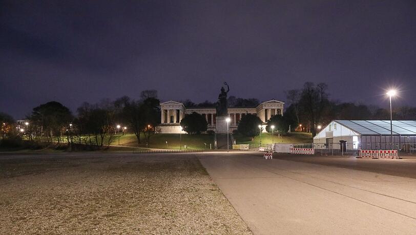 Die Stadt meint es ernst mit dem Silvesterverbot: Sogar die Bavaria auf der Theresienwiese, sonst immer nachts magisch erhellt, liegt zum Jahreswechsel im Dunklen. Die Stadt meint es ernst mit dem Silvesterverbot: Sogar die Bavaria auf der Theresienwiese, sonst immer nachts magisch erhellt, liegt zum Jahreswechsel im Dunklen.