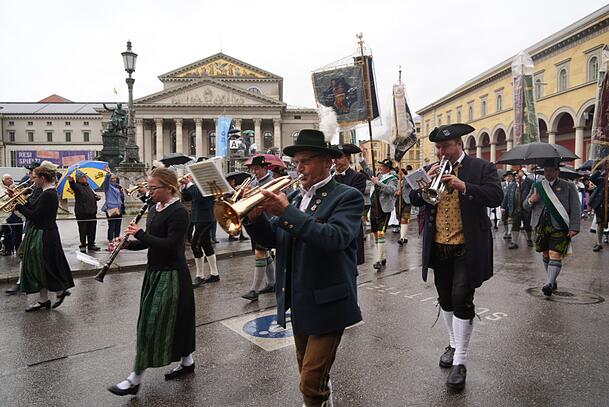 Der Trachtenumzug führt von der Münchner Innenstadt bis zur Theresienwiese. Der Trachtenumzug führt von der Münchner Innenstadt bis zur Theresienwiese.