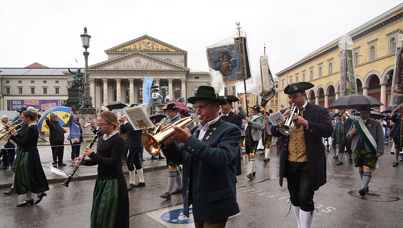 Der Trachtenumzug führt von der Münchner Innenstadt bis zur Theresienwiese. Der Trachtenumzug führt von der Münchner Innenstadt bis zur Theresienwiese.