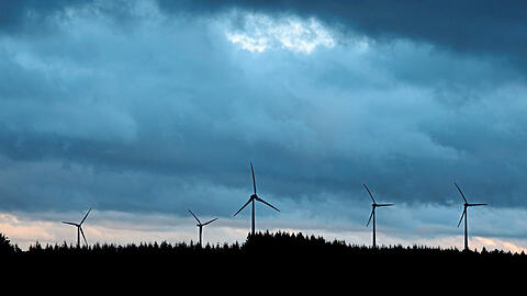 Windräder bei Aitrang im Allgäu: Bayerns Wirtschaft fordert deutlich mehr von ihnen.
