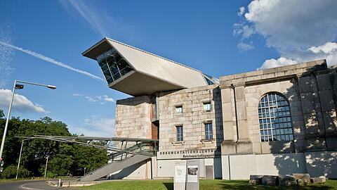 Das Dokumentationszentrum befindet sich in der Kongresshalle, die die Nazis ab 1935 errichteten, aber nicht fertigstellten. (Archivbild)