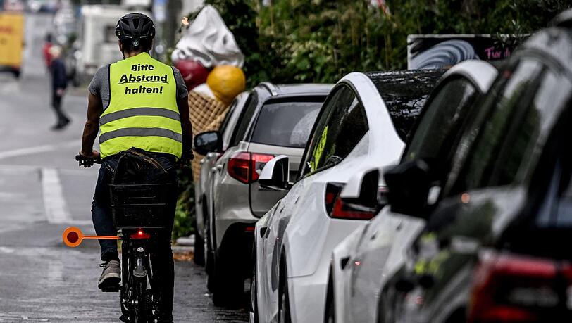 Der Ton im Straßenverkehr wird einer Umfrage zufolge rauer. (Illustration) Der Ton im Straßenverkehr wird einer Umfrage zufolge rauer. (Illustration)
