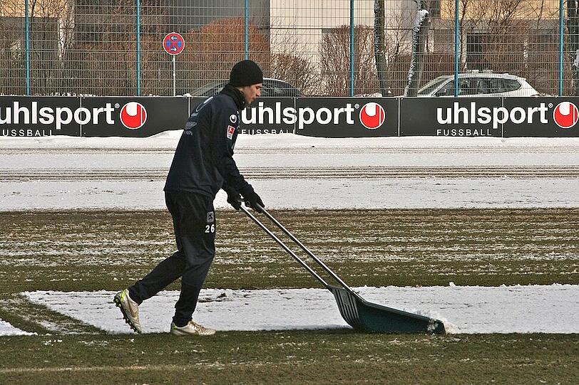 Tauwetter bei den Löwen: Am Donnerstag mussten die Sechzger an die Schneeschippe, bevor es ins Training ging. Schaufeln für den Erfolg - die Bilder von der Grünwalder.
