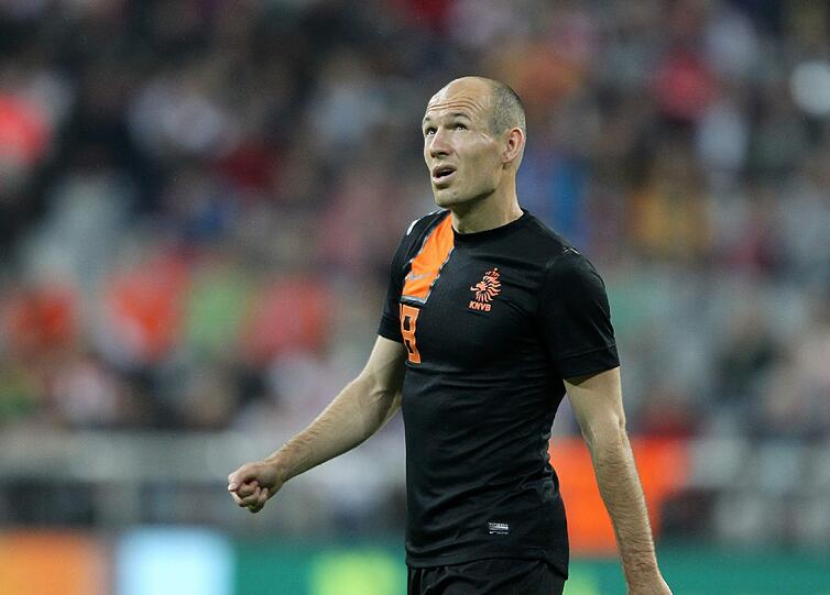 Arjen Robben, Note 3
Ist noch ein wenig durch den Wind: Lief sich im blauen statt im roten Trainingsanzug warm &ndash; und spielte dann glatt gegen statt mit Contento. Wurde sowohl beklatscht als auch ausgepfiffen. Kein Spaß. Musste sich diesmal immerhin nicht vorm Elfmeterschießen drücken.