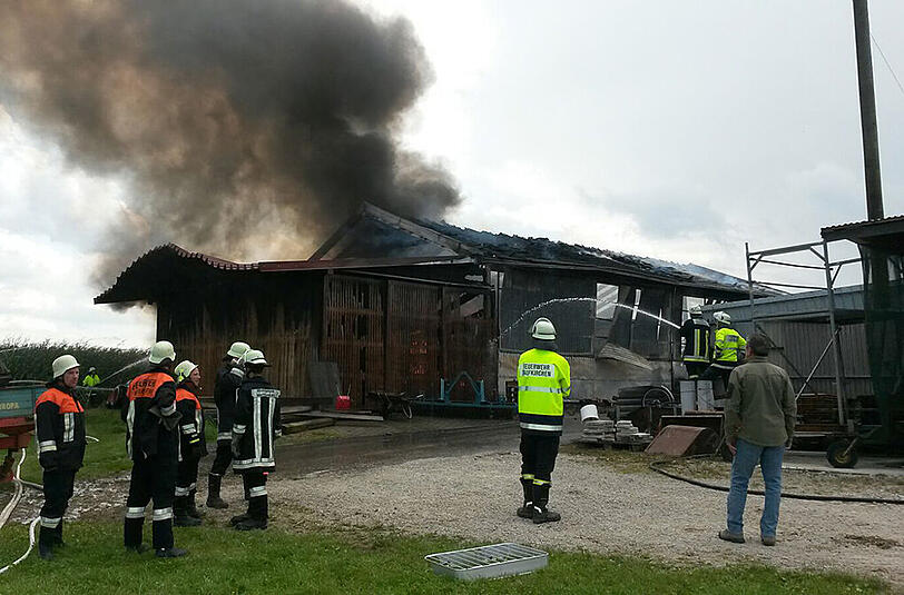In Höllthal (Lkr. Mühldorf am Inn) brannte eine Maschinenhalle komplett aus. Die Bilder.