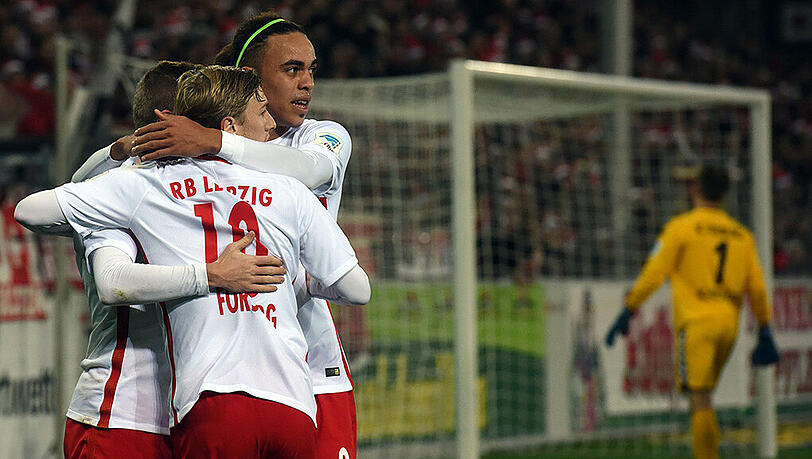 Die Leipziger Timo Werner, Emil Forsberg und Yussuf Yurary Poulsen (von links) bejubeln den Treffer zum 2:1. Die Leipziger Timo Werner, Emil Forsberg und Yussuf Yurary Poulsen (von links) bejubeln den Treffer zum 2:1.
