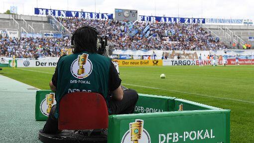 Reges Interesse: Ein Kameramann bei einem Heimspiel des TSV 1860 im Grünwalder Stadion.