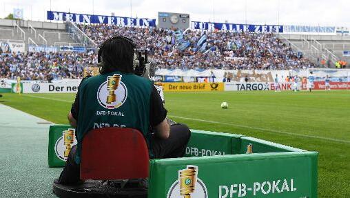Reges Interesse: Ein Kameramann bei einem Heimspiel des TSV 1860 im Grünwalder Stadion. Reges Interesse: Ein Kameramann bei einem Heimspiel des TSV 1860 im Grünwalder Stadion.