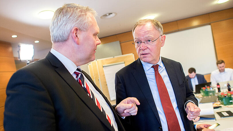 Der Landtagsabgeordnete Björn Thümler (l., CDU) und der niedersächsische Ministerpräsident Stephan Weil (SPD) im Gespräch.