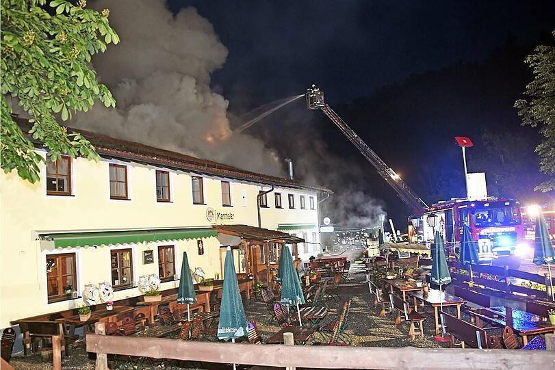 Der Handwerkerhof im Manthal ist in der Nacht auf Sonntag komplett abgebrannt. Die Bilder vom Einsatz.