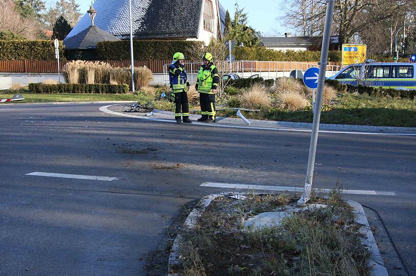 Ein Rentner hat am Mittwoch einen Kreisverkehr übersehen und dabei mehrere Verkehrsschilder umgefahren. Zwei Personen wurden schwer verletzt.