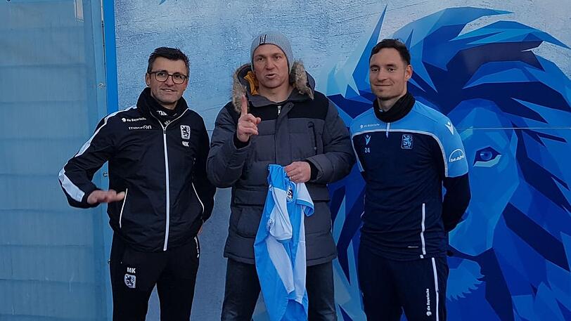 Michael Hofmann mit Löwen-Trainer Michael Köllner und Profi Markus Ziereis.