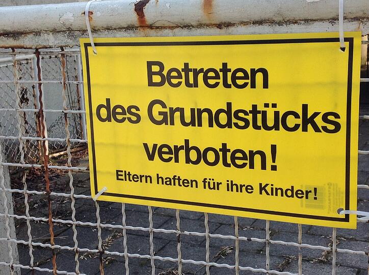 Niemand soll das Grundstück betreten. Schließlich könnte es in und um die Bruchbuden gefährlich sein.