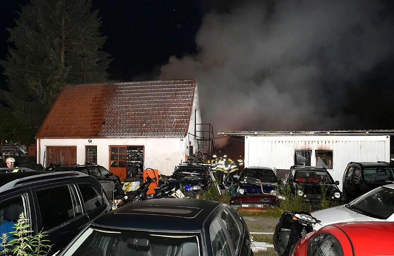 Bei Ankunft der Feuerwehr steht das Gebäude bereits in Flammen.