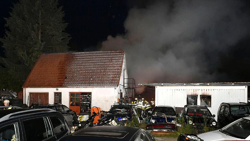 Bei Ankunft der Feuerwehr steht das Gebäude bereits in Flammen. Bei Ankunft der Feuerwehr steht das Gebäude bereits in Flammen.