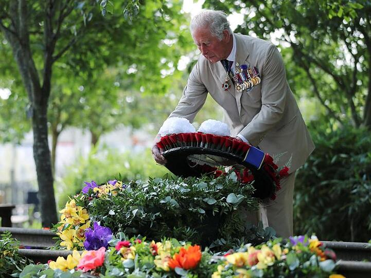 Prinz Charles legt anlässlich des Tages der Kapitulation Japans im Zweiten Weltkrieg am National Memorial Arboretum einen Kranz nieder.