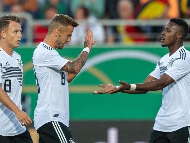 Torschütze Niklas Dorsch (M) feiert seinen Treffer mit Dennis Geiger (l) und Makana Baku.