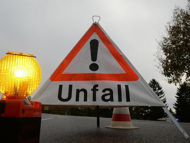 Ein Warndreieck mit der Aufschrift "Unfall" steht auf der Straße. Foto: Patrick Seeger/Archivbild