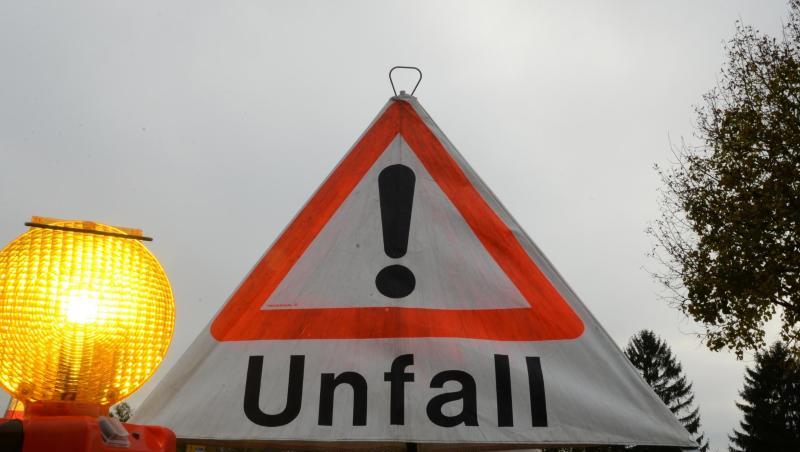 Ein Warndreieck mit der Aufschrift "Unfall" steht auf der Straße. Foto: Patrick Seeger/Archivbild Ein Warndreieck mit der Aufschrift "Unfall" steht auf der Straße. Foto: Patrick Seeger/Archivbild
