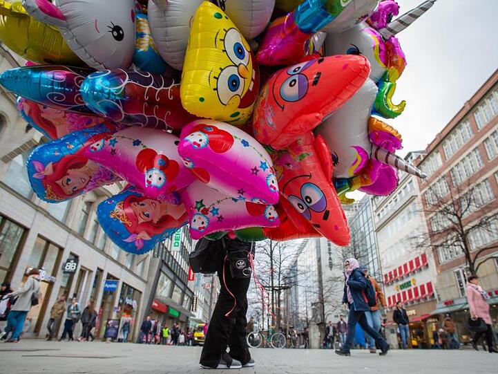 Ballonverkäufer in der Hannoveraner Innenstadt: Niedersachsens Grünen-Chefin Kura hat klargestellt, dass sie kein grundsätzliches Verbot von Luftballons verlangt.