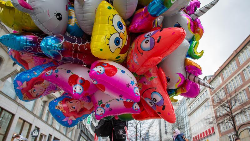 Ballonverkäufer in der Hannoveraner Innenstadt: Niedersachsens Grünen-Chefin Kura hat klargestellt, dass sie kein grundsätzliches Verbot von Luftballons verlangt. Ballonverkäufer in der Hannoveraner Innenstadt: Niedersachsens Grünen-Chefin Kura hat klargestellt, dass sie kein grundsätzliches Verbot von Luftballons verlangt.