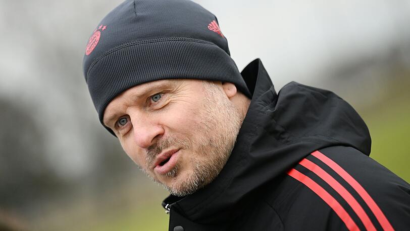 Der Trainer der Frauen des FC Bayern München, Alexander Straus beim Training.