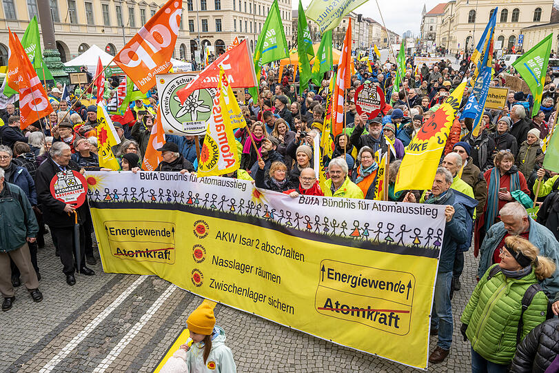 Rund 1.000 Personen feiern am Samstag auf dem Odeonsplatz den Atomausstieg Deutschlands.