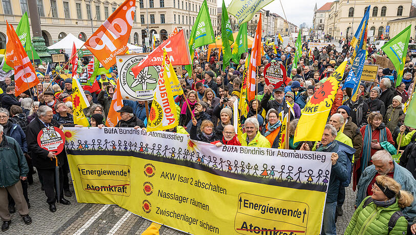 Rund 1.000 Personen feiern am Samstag auf dem Odeonsplatz den Atomausstieg Deutschlands. Rund 1.000 Personen feiern am Samstag auf dem Odeonsplatz den Atomausstieg Deutschlands.