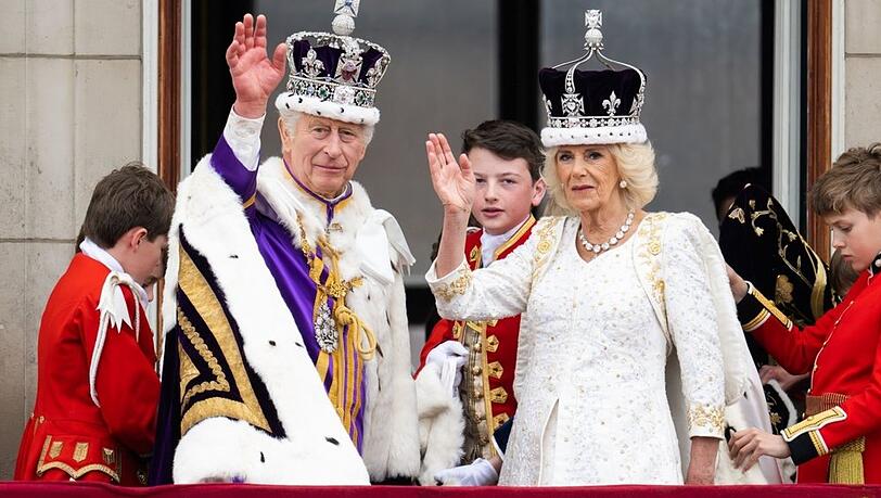 Am 6. Mai 2023 wurden König Charles III. und seine Frau Camilla in der Londoner Westminster Abbey gekrönt und präsentierten sich anschließend auf dem Balkon des Buckingham Palastes. Im Juli soll eine weitere Krönung in Schottland folgen.