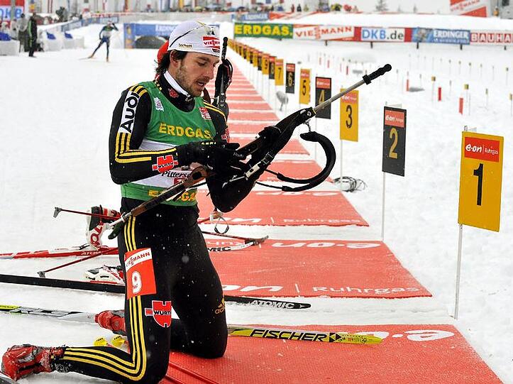 Alexander Wolf bereitet sich in Hochfilzen auf das Schießen vor.