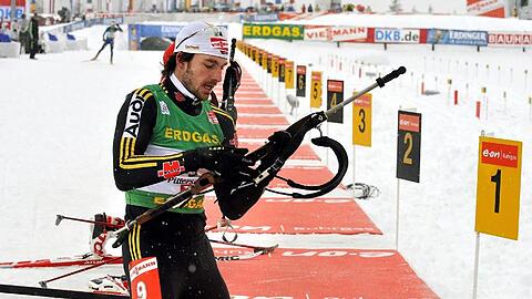 Alexander Wolf bereitet sich in Hochfilzen auf das Schießen vor.