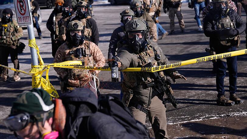 Ein Mann starb durch Sch&uuml;sse eines Beamten in Minneapolis.