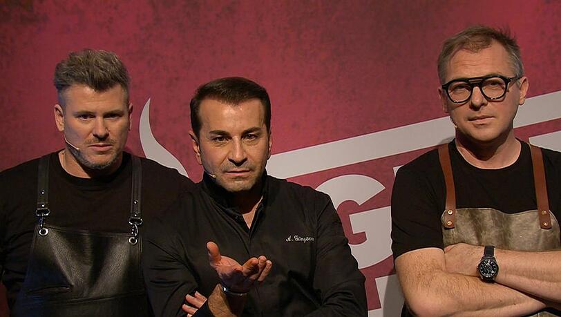 Ali G&uuml;ng&ouml;rm&uuml;ş (Mitte) mit seinen Kochkollegen Daniel Gottschlich (li.) und Max Stiegl bei "Grill den Henssler".