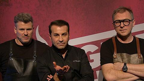 Ali G&uuml;ng&ouml;rm&uuml;ş (Mitte) mit seinen Kochkollegen Daniel Gottschlich (li.) und Max Stiegl bei "Grill den Henssler".