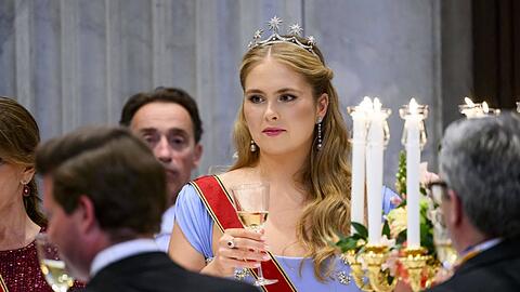 Kronprinzessin Amalia trägt das Hochzeitsdiadem von Máxima. Kronprinzessin Amalia trägt das Hochzeitsdiadem von Máxima.