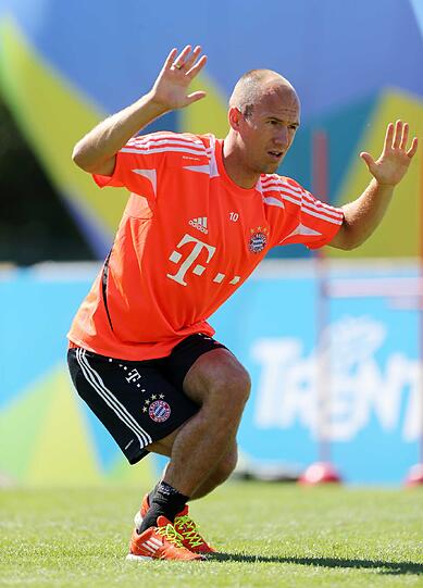 Impressionen aus dem Bayern-Trainingslager: Am Montag trainierten Claudio Pizarro und Arjen Robben individuell auf dem Nebenplatz, während der Rest des Kaders gemeinsam schwitzte. Jupp Heynckes leitete die Einheit trotz seines am Vortag erlittenen Faserrisses und auch Matthias Sammer streunte wie gewohnt mit skeptisch-konzentriertem Blick über das Trainingsgelände - sehen Sie hier die Bilder.