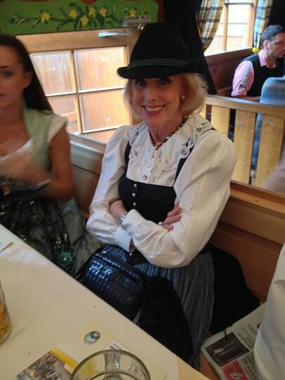Kessler-Schwester Alice scheint mit ihrer Wahl glücklich zu sein.