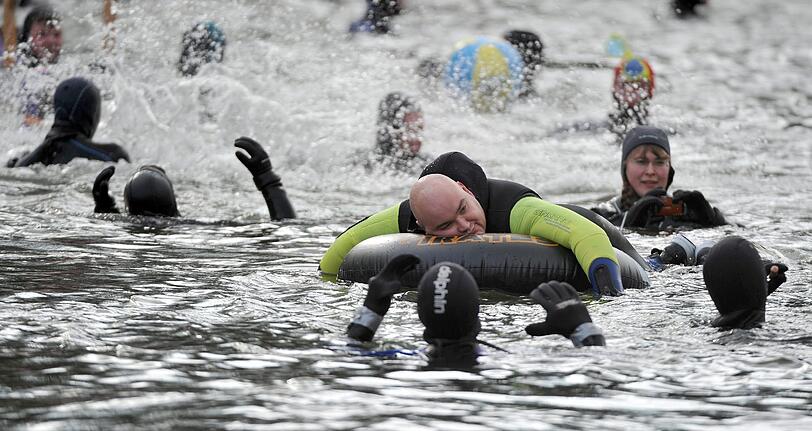 Mehr als 2000 Teilnehmer schwammen rund vier Kilometer bei Temperaturen um den Gefrierpunkt durch die Donau - die Bilder.