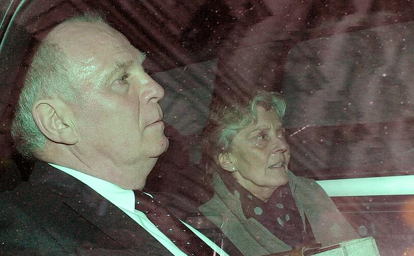Uli Hoeneß und seine Frau Susi verlassen sichtlich mitgenommen den Justizpalast nach der Urteilsverkündung.
