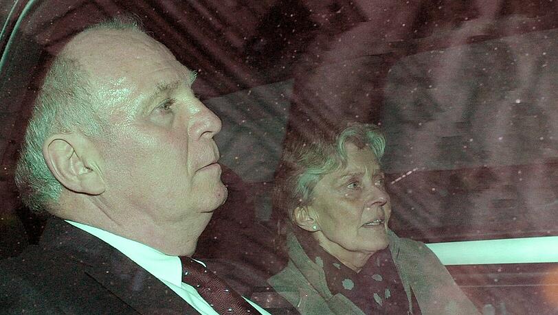 Uli Hoeneß und seine Frau Susi verlassen sichtlich mitgenommen den Justizpalast nach der Urteilsverkündung. Uli Hoeneß und seine Frau Susi verlassen sichtlich mitgenommen den Justizpalast nach der Urteilsverkündung.