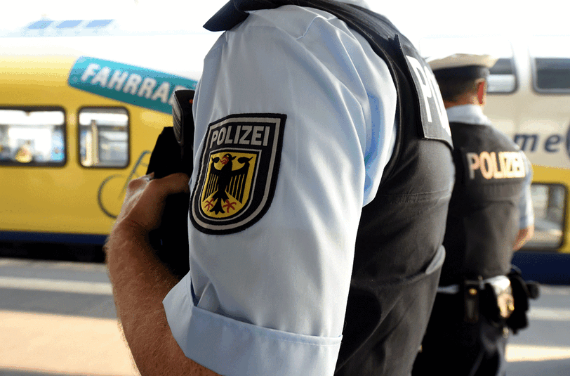 Zwei Beamte der Bundespolizei überwachen einen Bahnsteig auf dem Hauptbahnhof in Hannover.